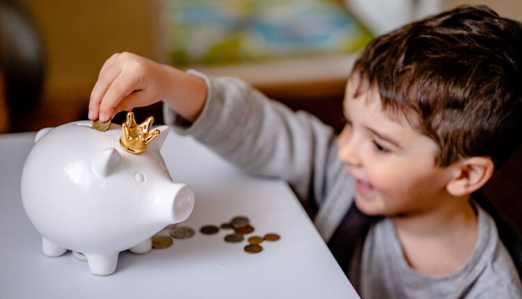 Mesada Educativa: Como Ensinar Valores Financeiros aos Filhos